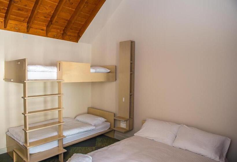 غرفة ديلوكس ثلاثية, Neptune's Hostel