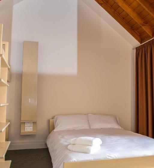 غرفة ديلوكس ثلاثية, Neptune's Hostel