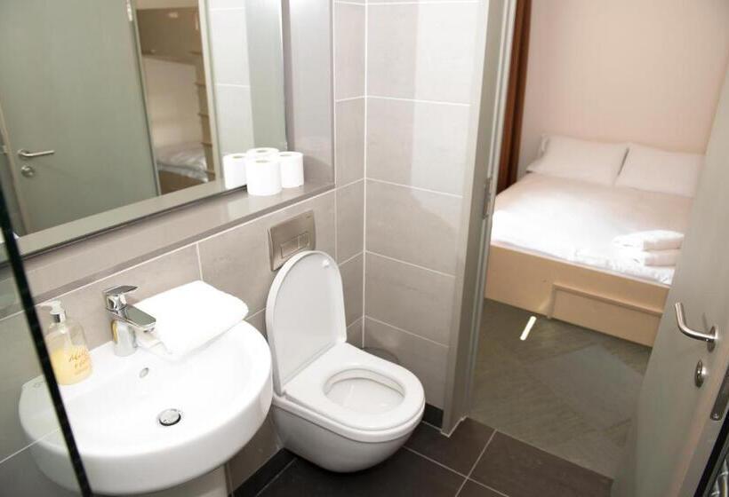 غرفة ديلوكس, Neptune's Hostel