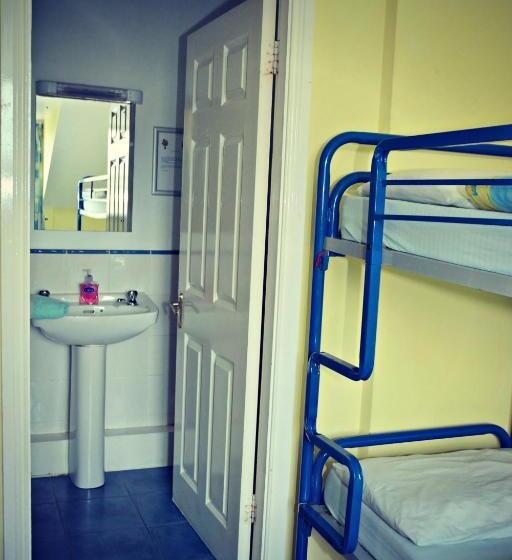 חדר סטנדרט לשלושה, Neptune's Hostel