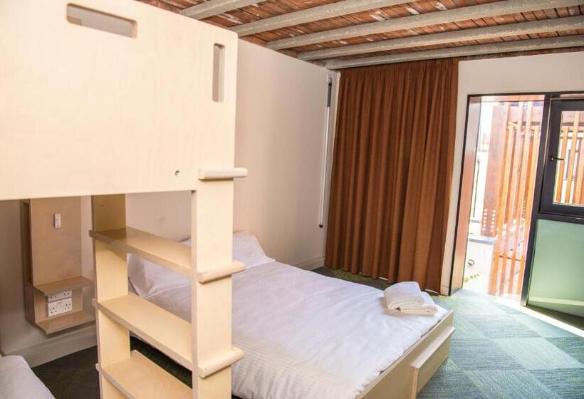 חדר דלוקס לשלושה, Neptune's Hostel