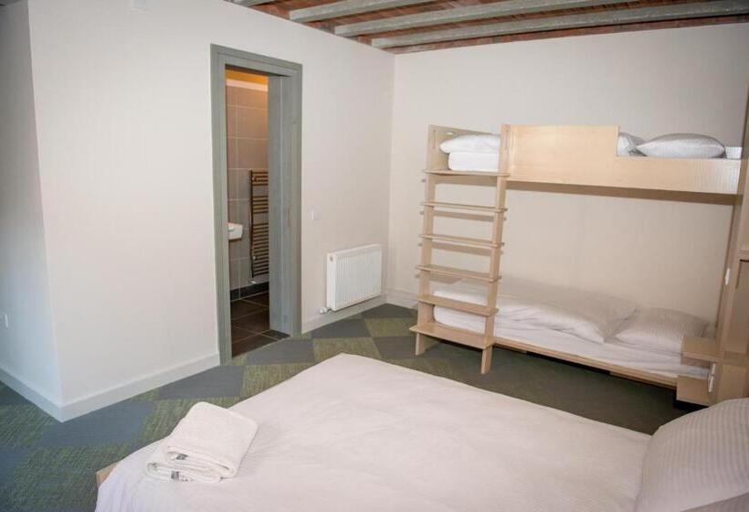 غرفة ديلوكس ثلاثية, Neptune's Hostel