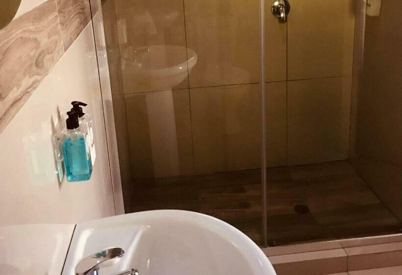 חדר סופריור, The Madam Herself B&b