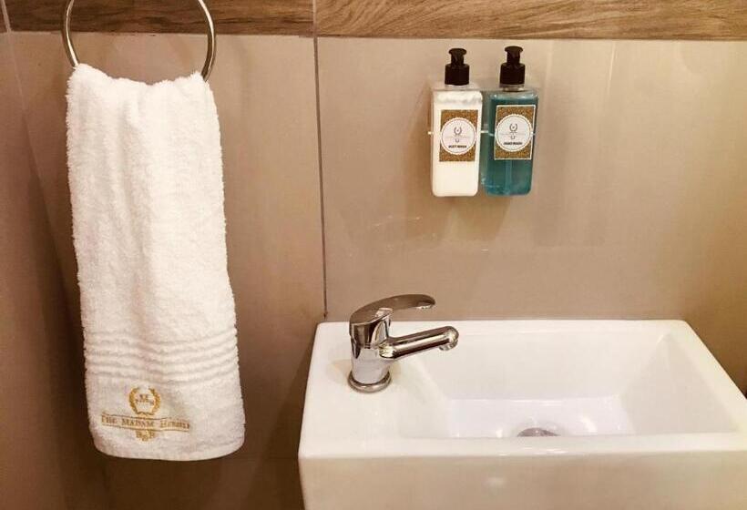 חדר סטנדרט, The Madam Herself B&b