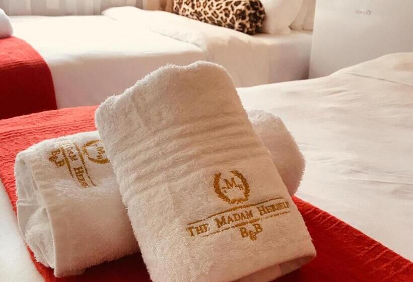 חדר סטנדרט, The Madam Herself B&b