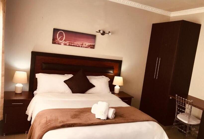 חדר סופריור, The Madam Herself B&b