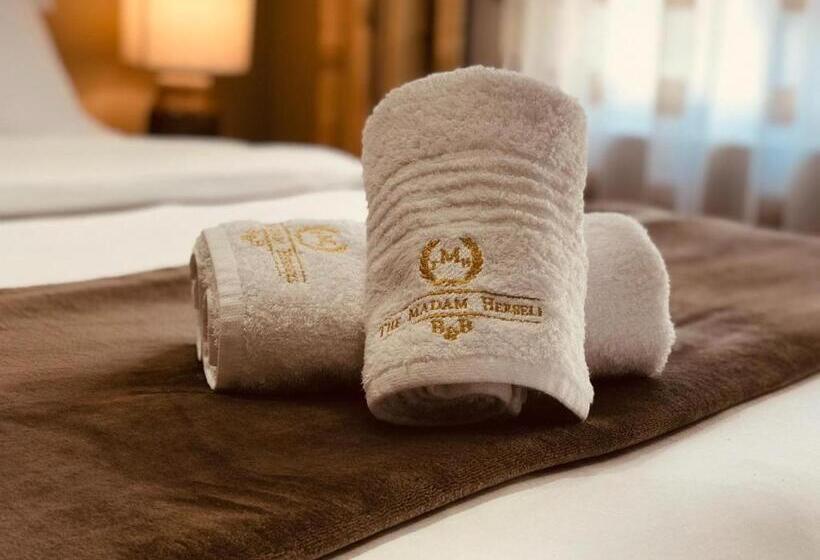 חדר סופריור, The Madam Herself B&b