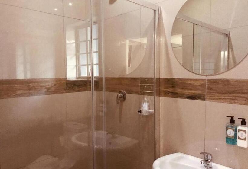 חדר דחוקס עם מיטת קינג, The Madam Herself B&b