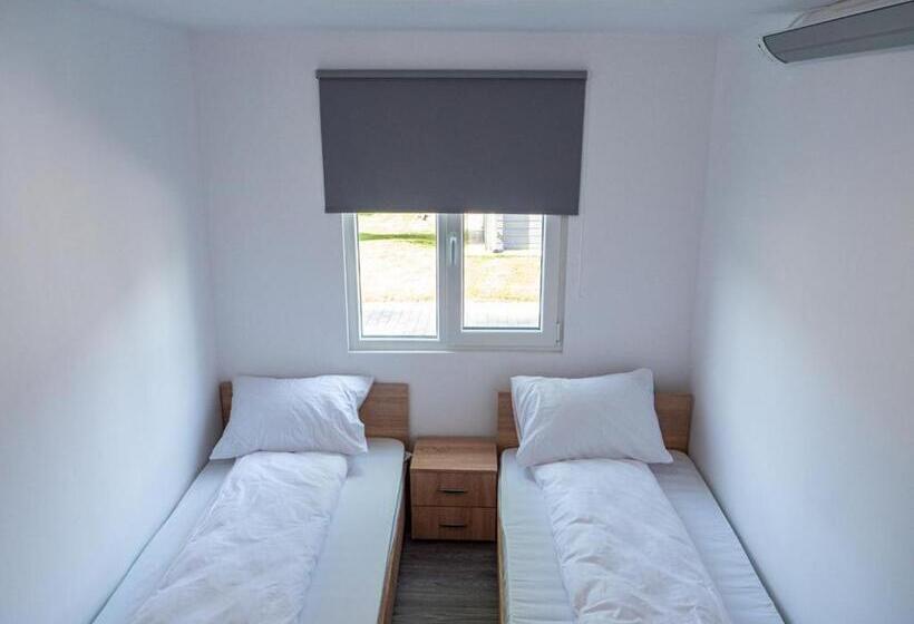 غرفة عائلية, Poiana Cu Flori