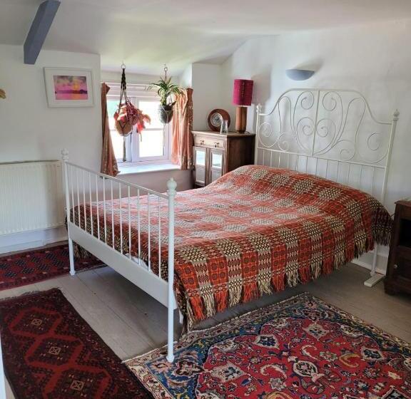 Номер Стандарт Вид на Сад, Art House B & B