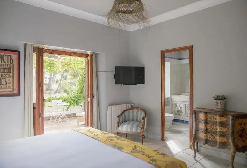 اتاق لوکس با بالکن و چشم‌انداز دریا, Villa Dora