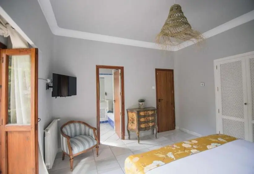 اتاق لوکس با بالکن و چشم‌انداز دریا, Villa Dora