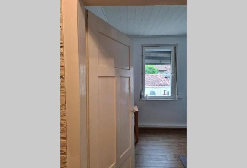 מיטה בחדר משותף, Charmantes Helles Zimmer Zentrumnah Und Naturnah