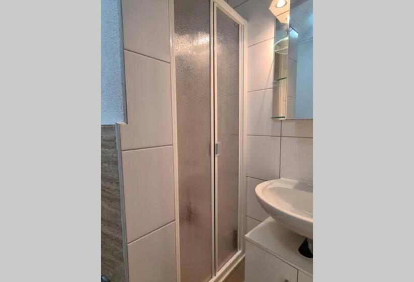 מיטה בחדר משותף, Charmantes Helles Zimmer Zentrumnah Und Naturnah