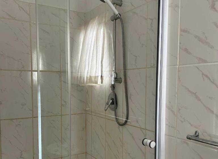 חדר משפחתי, Little Farms