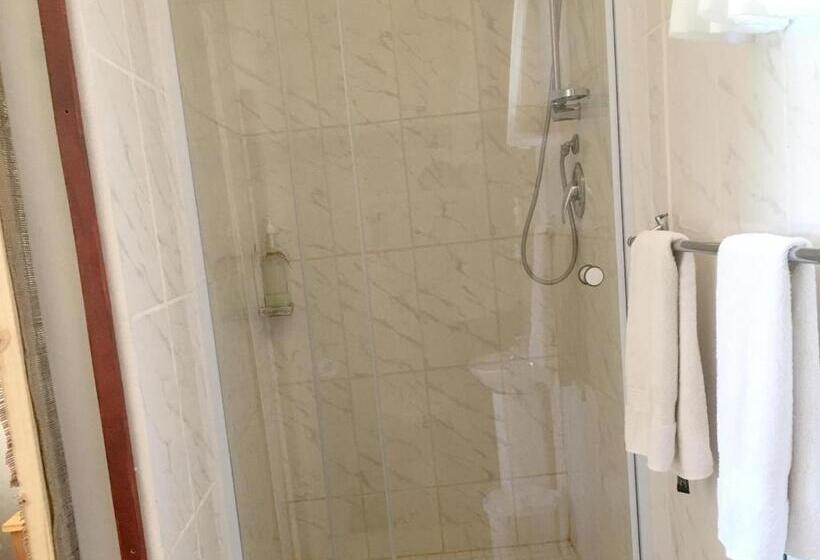 חדר משפחתי, Little Farms