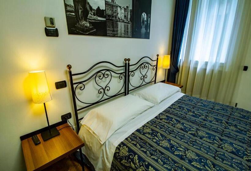 اتاق استاندارد چهار تخته, In Riva Al Lago