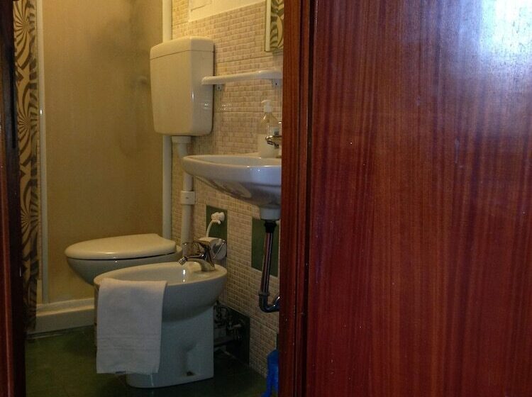 اتاق استاندارد با سرویس بهداشتی مشترک, Casa Linger