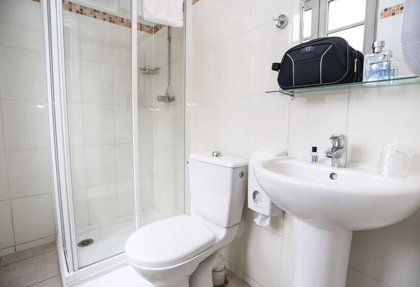 ルームシェアのワンベッド, Le Montclair Montmartre By River