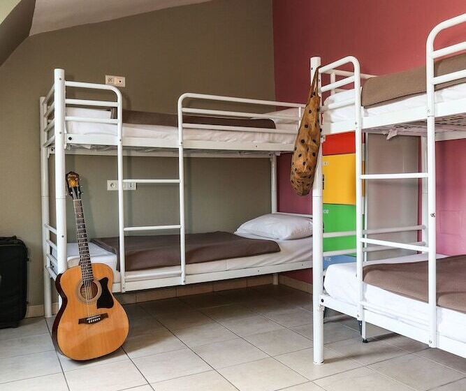 ルームシェアのワンベッド, Le Montclair Montmartre By River