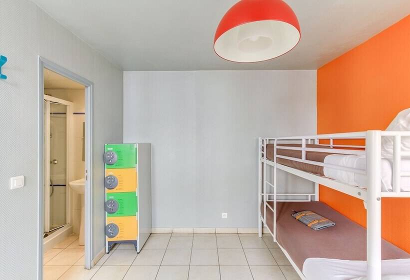 ルームシェアのワンベッド, Le Montclair Montmartre By River