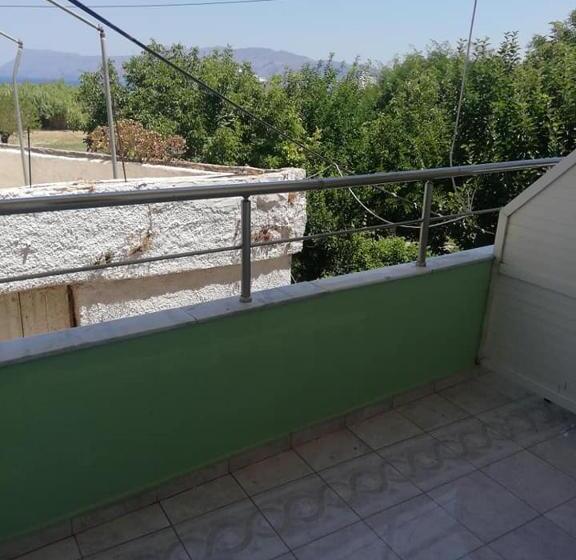 غرفة قياسية فردية, Bikakis Family Apartments