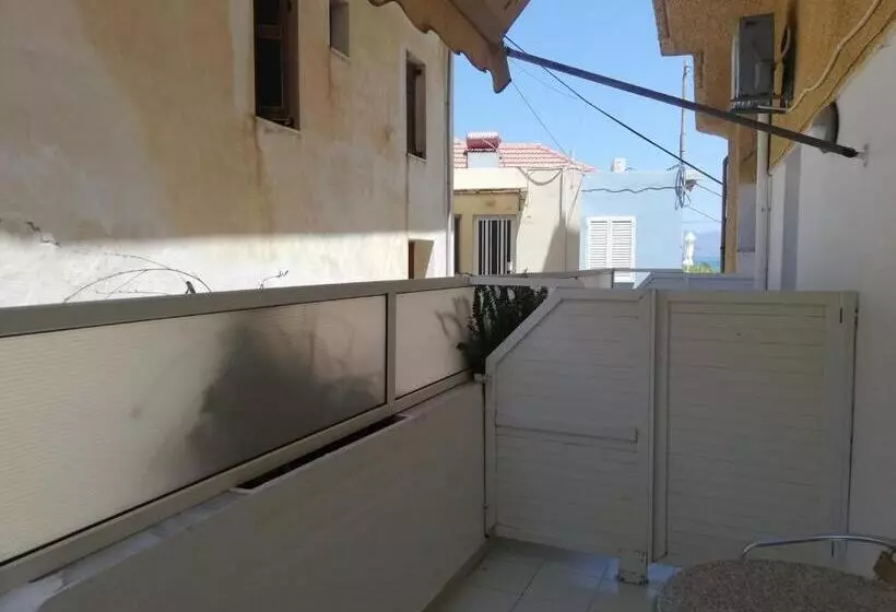 استودیوی استاندارد, Bikakis Family Apartments