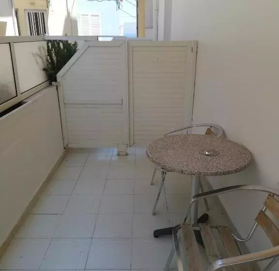 استودیوی استاندارد, Bikakis Family Apartments