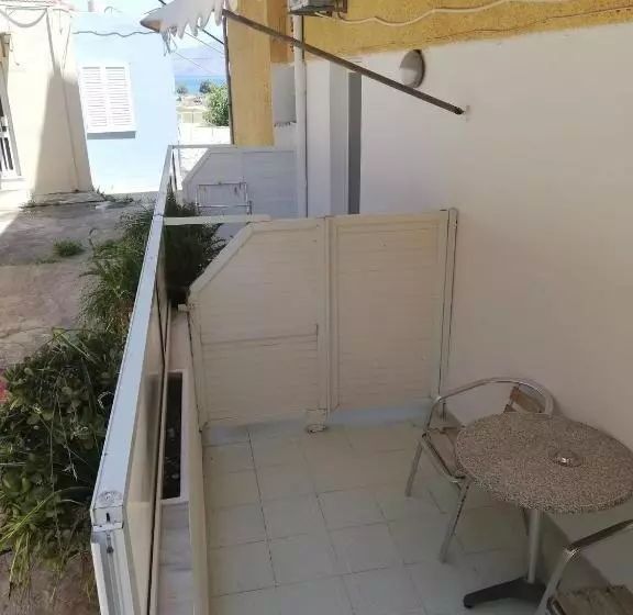 استودیوی استاندارد, Bikakis Family Apartments