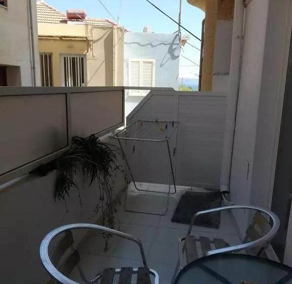 استودیوی استاندارد, Bikakis Family Apartments