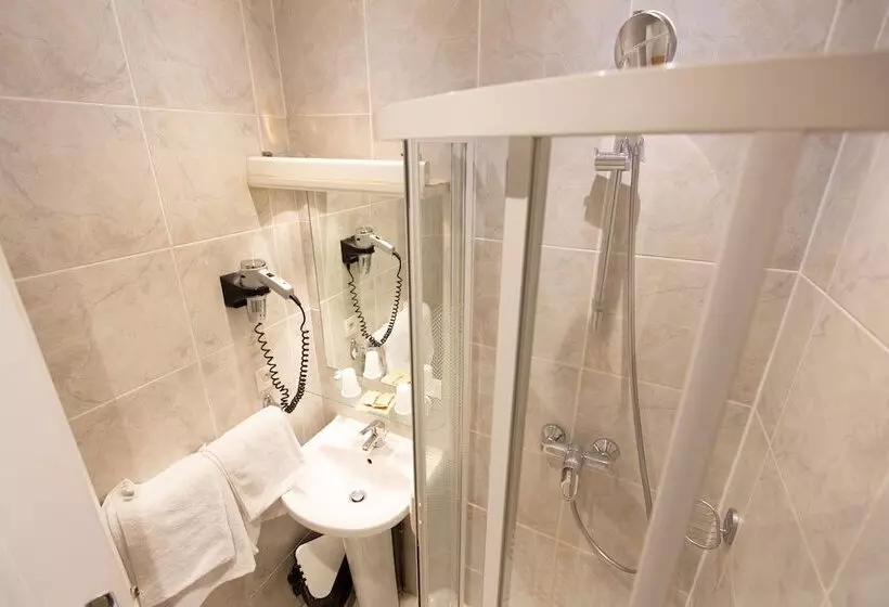 Standard Neljän Hengen Huone, Lyo Hôtel   Centre Lyon Perrache