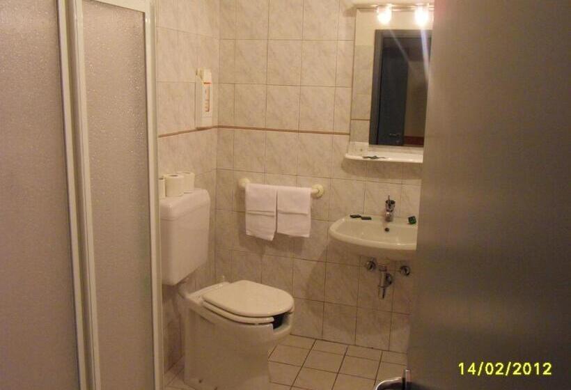 标准三人间, Due Giardini