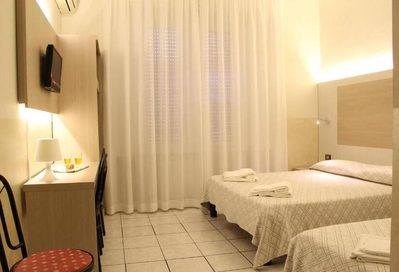 标准三人间, Due Giardini