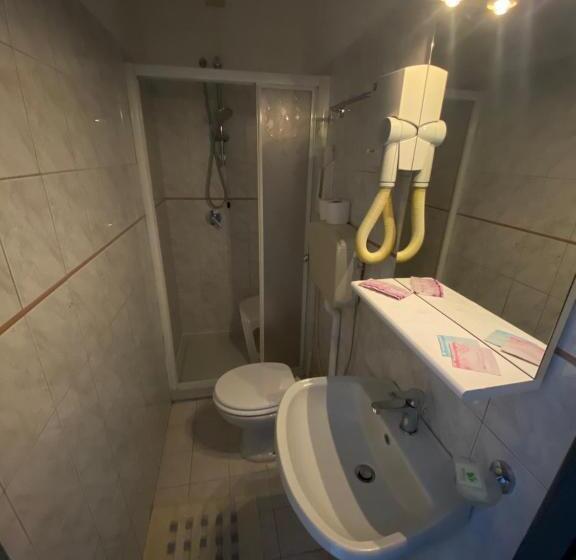 标准三人间, Due Giardini