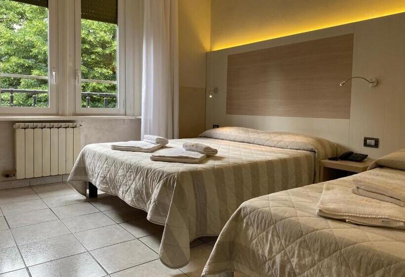 标准三人间, Due Giardini