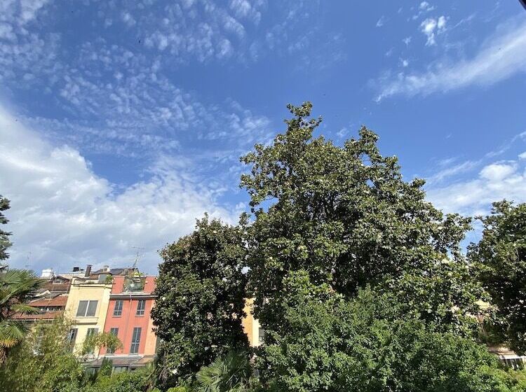 标准三人间, Due Giardini