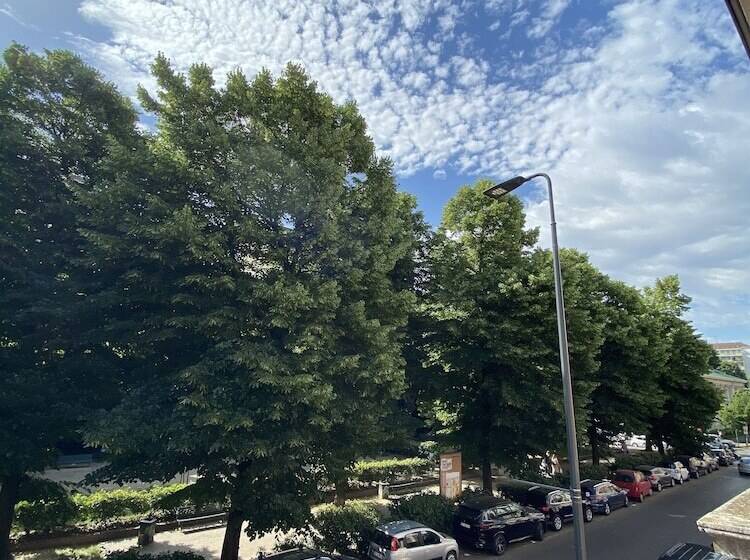 标准三人间, Due Giardini