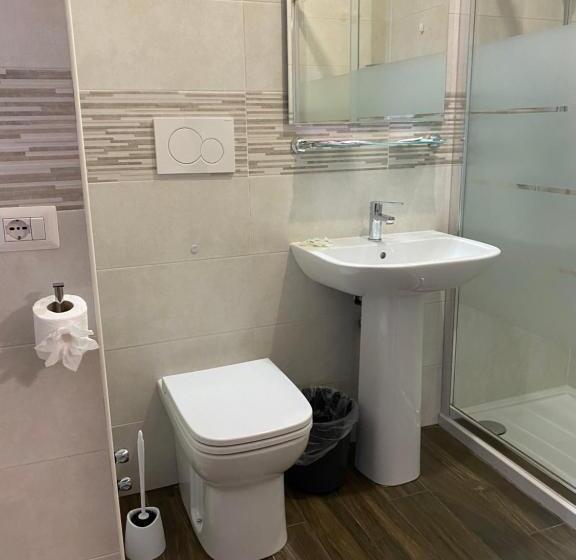 标准三人间, Due Giardini