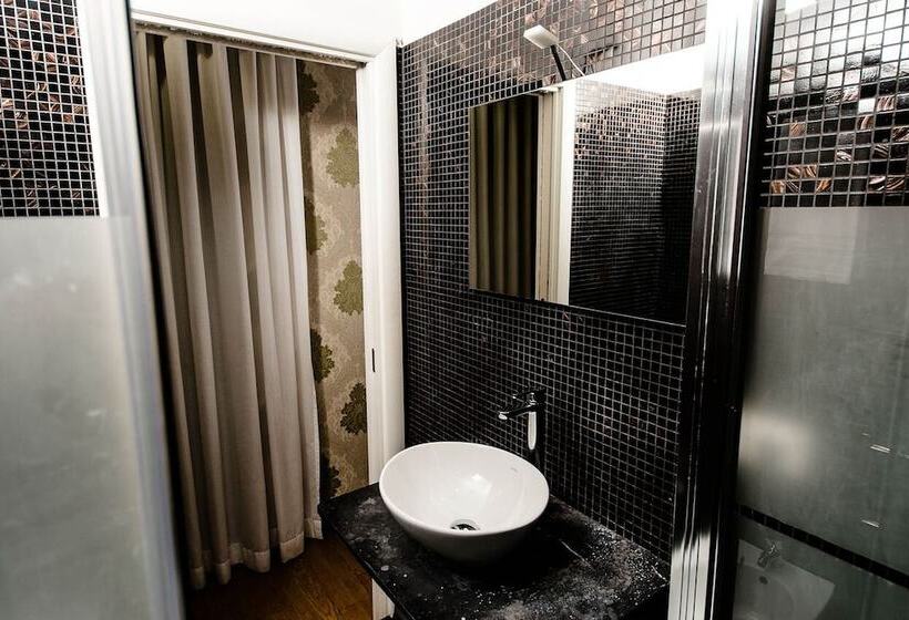 חדר משפחתי, Hostel Beautiful