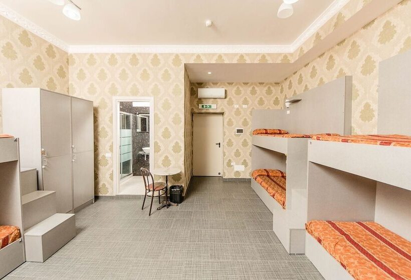 חדר משפחתי, Hostel Beautiful