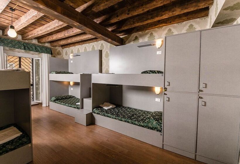 חדר משפחתי, Hostel Beautiful