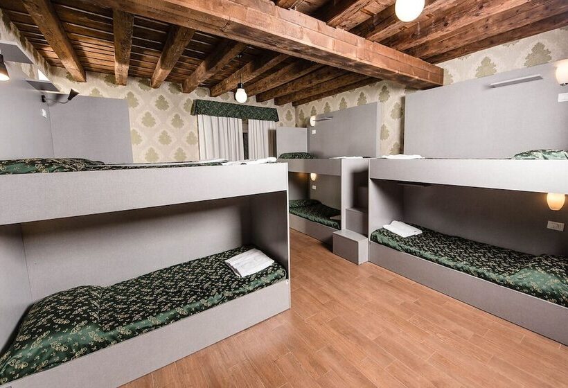 חדר משפחתי, Hostel Beautiful