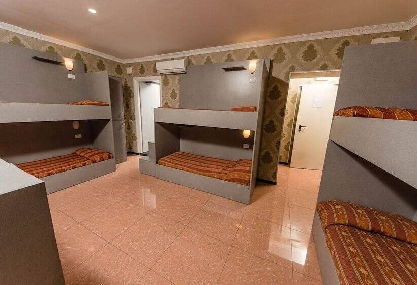 חדר משפחתי, Hostel Beautiful