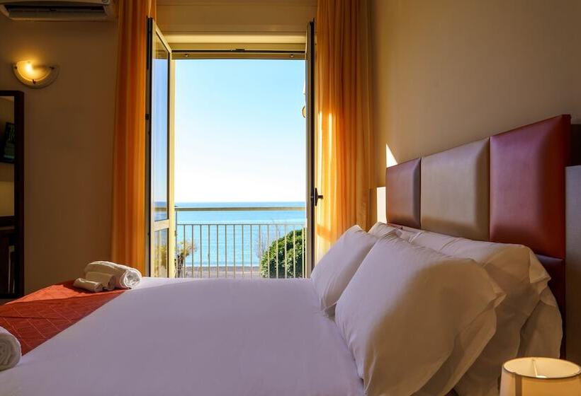 标准三人间, Tirreno