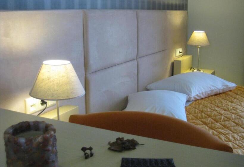 带泳池观景的豪华房, Imerti