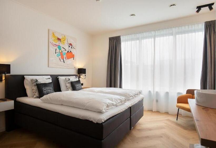 스탠다드 룸 킹사이즈 침대, Snoozz Hotels