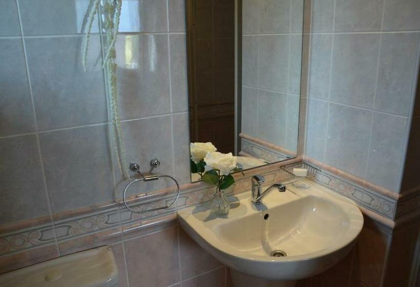 اتاق خانوادگی با چشمانداز باغ, Vila Happy