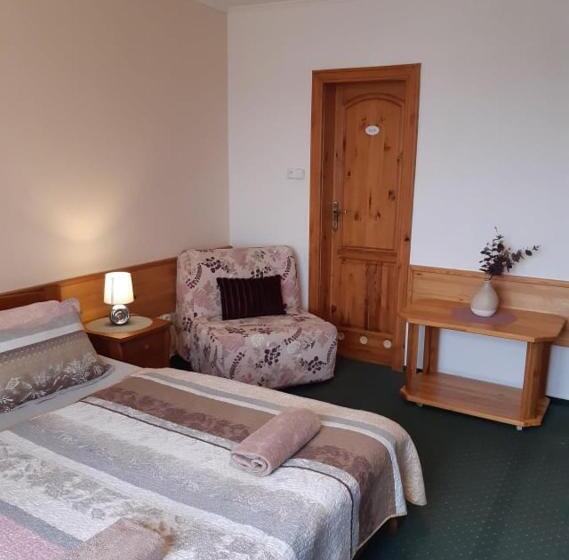 اتاق خانوادگی با چشمانداز باغ, Vila Happy