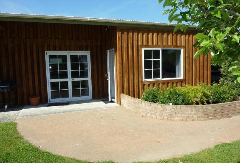샬레, Rustling Oaks Nz Boho Pool House
