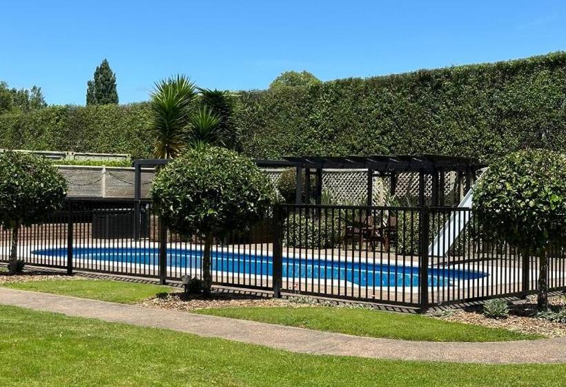 一居室别墅, Rustling Oaks Nz Boho Pool House